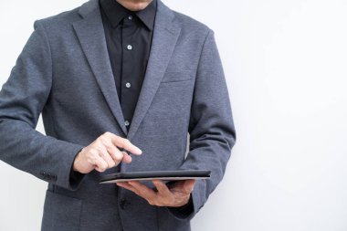 Beyaz artalan üzerinde tablet bilgisayar kullanarak işadamı tanınamaz