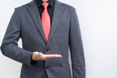 Beyaz arka planda açılmış el ile tanınmamış işadamı