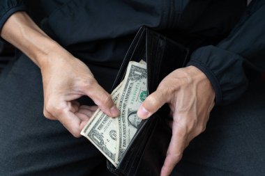 Küçük para ile zavallı adam el yakın