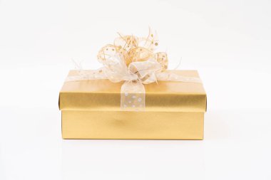 Beyaz arkaplanda altın hediye kutusu