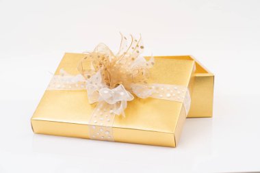 Beyaz arkaplanda altın hediye kutusu