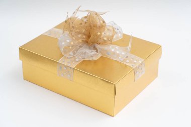 Beyaz arkaplanda altın hediye kutusu