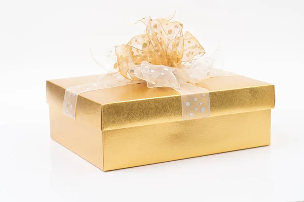 Boîte cadeau en or sur fond blanc — Photo