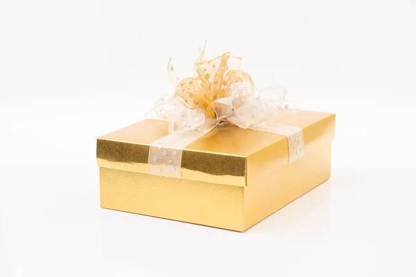 白い背景の金のギフトボックス — ストック写真