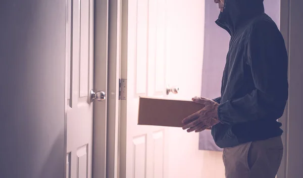 Невідомий чоловік доставки з коробкою Pardel біля дверей — стокове фото