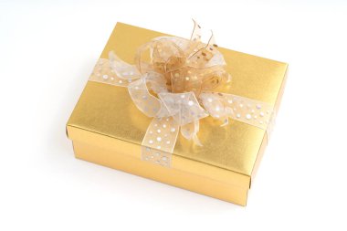 Beyaz arkaplanda altın hediye kutusu