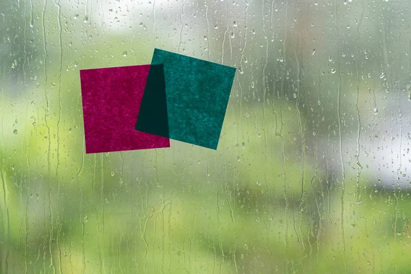 Puesto en blanco se pega en la ventana en el día de lluvia —  Fotos de Stock