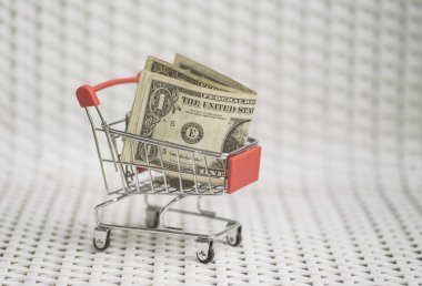 Amerikan Doları banknot ile alışveriş sepeti