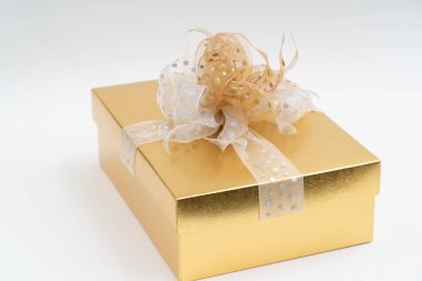Beyaz arkaplanda altın hediye kutusu