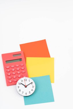 Hesap makinesi ve saat ile boş renkli post-it 