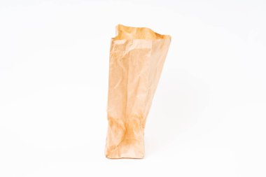 beyaz zemin üzerinde buruşuk kahverengi kağıt torba