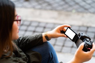 Asyalı kadınlar aynasız kamera tutan