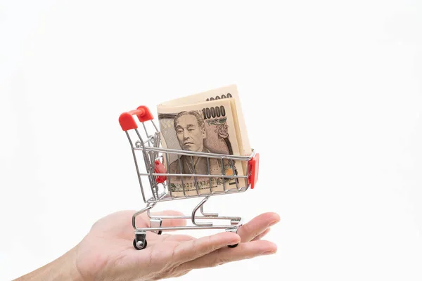 Ember kezében tartó modell bevásárlókosár a 10000 ¥ bankn — Stock Fotó