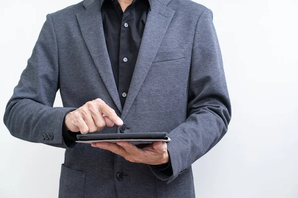 Beyaz artalan üzerinde tablet bilgisayar kullanarak işadamı tanınamaz