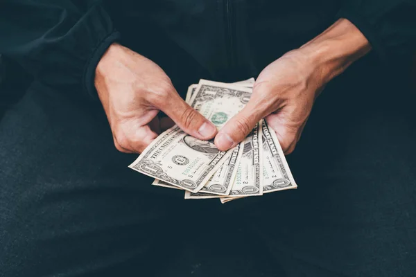 Közelről szegény ember keze kis pénzzel — Stock Fotó