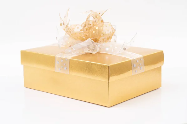 Złote pudełko na białym tle — Zdjęcie stockowe
