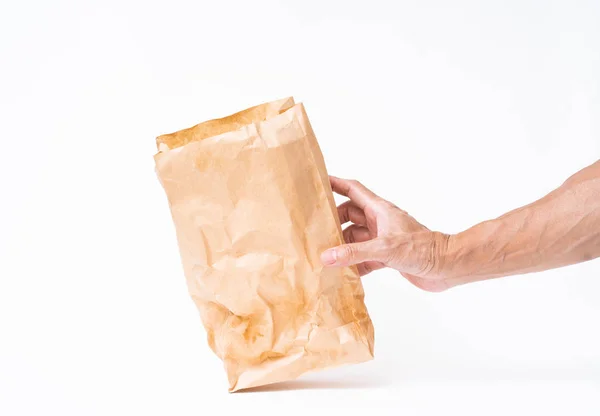 白い背景に茶色の紙袋を持つ男の手 — ストック写真