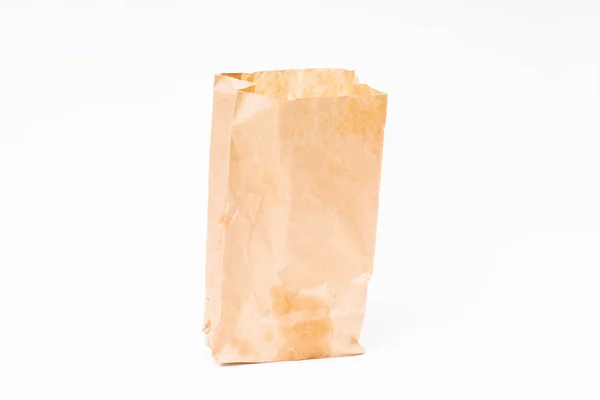 Beyaz zemin üzerinde buruşuk kahverengi kağıt torba — Stok fotoğraf