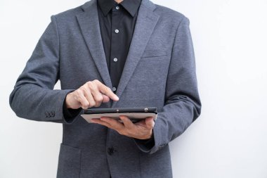 Beyaz artalan üzerinde tablet bilgisayar kullanarak işadamı tanınamaz