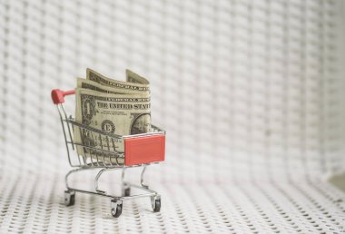 Amerikan Doları banknot ile alışveriş sepeti