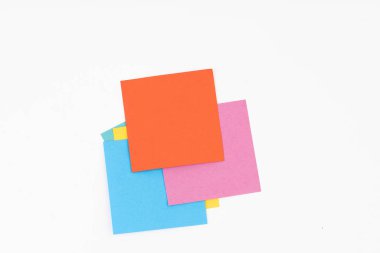 Beyaz arka plan üzerinde renkli post-it yığını