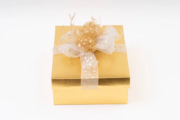 Gold-Geschenk-Box auf weißem Hintergrund — Stockfoto