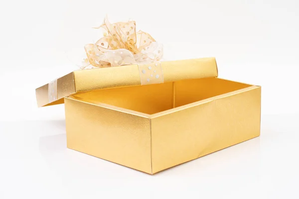Caja de regalo de oro sobre fondo blanco —  Fotos de Stock