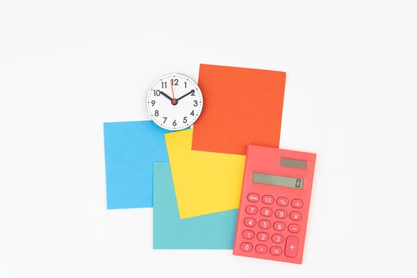 Post-it coloré vierge avec calculatrice et horloge — Photo