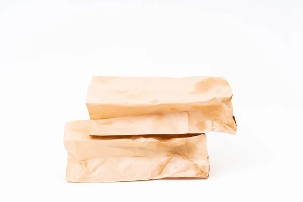 Saco de papel marrom enrugado em fundo branco — Fotografia de Stock