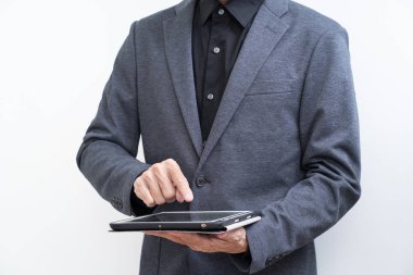 Beyaz artalan üzerinde tablet bilgisayar kullanarak işadamı tanınamaz