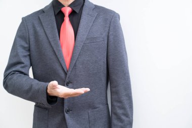 Beyaz arka planda açılmış el ile tanınmamış işadamı