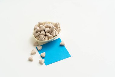 Boş mavi post-it ile Beyaz vitamin hapları 