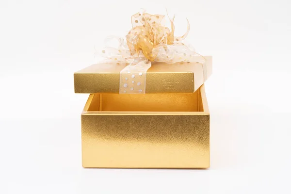 Caixa de presente de ouro no fundo branco — Fotografia de Stock
