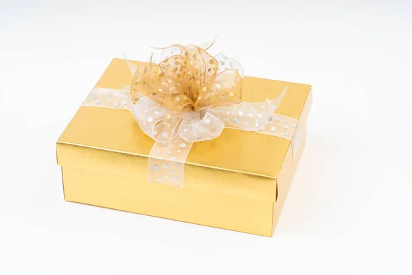 Caixa de presente de ouro no fundo branco — Fotografia de Stock