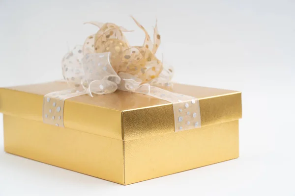 Золотая коробка подарка на белом фоне — стоковое фото