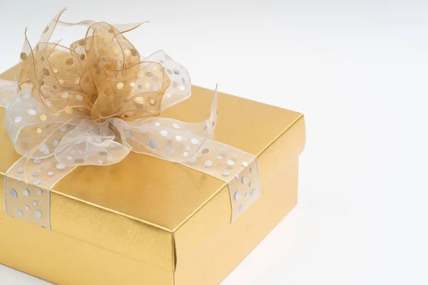 Gouden geschenkdoos op witte achtergrond — Stockfoto