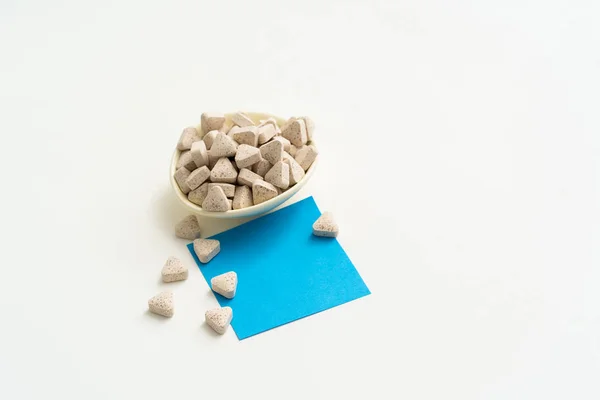 Bílé vitamíny s prázdnou modrou poštou — Stock fotografie
