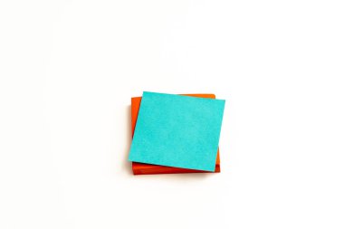 Beyaz arka plan üzerine renkli post-it notu yığını