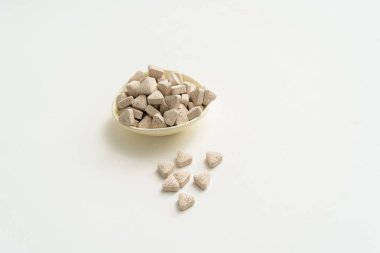 Beyaz arka planda beyaz vitamin hapları
