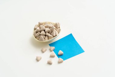 Boş mavi post-it ile Beyaz vitamin hapları 