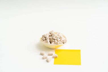 Boş sarı post-it ile Beyaz vitamin hapları 
