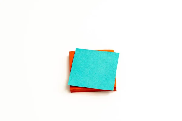 Pilha de nota post-it colorido no fundo branco — Fotografia de Stock