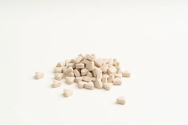 Weiße Vitaminpillen auf weißem Hintergrund — Stockfoto