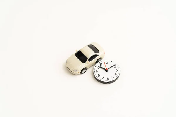 Modelo blanco coche y tiempo de reloj diez minutos pasadas las diez — Foto de Stock