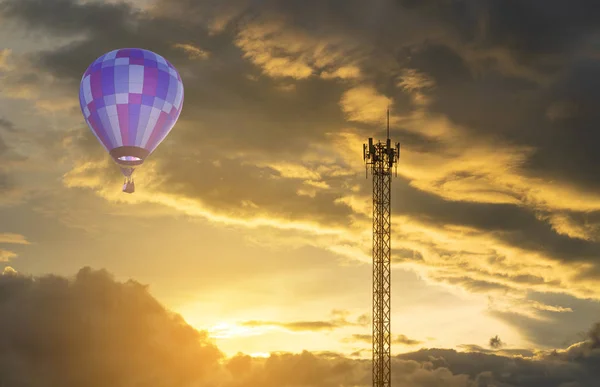 Telekom direği ve güneşte dramatik gökyüzü ile Menekşe sıcak hava balonu — Stok fotoğraf