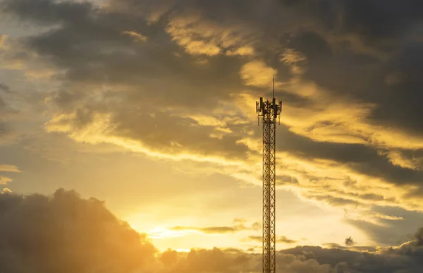 Polo de telecomunicaciones con cielo dramático al atardecer —  Fotos de Stock