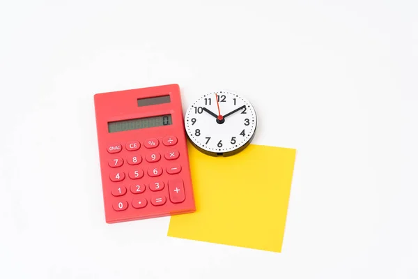 Leeres buntes Post-it mit Taschenrechner und Uhr — Stockfoto