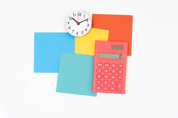 Post-it colorato bianco con calcolatrice e orologio — Foto Stock