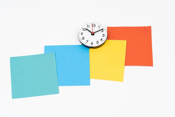 En blanco colorido post-it con hora del reloj a las diez minutos pasadas las diez — Foto de Stock