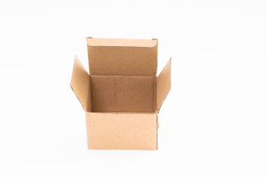 beyaz arkaplanda kahverengi karton kutu